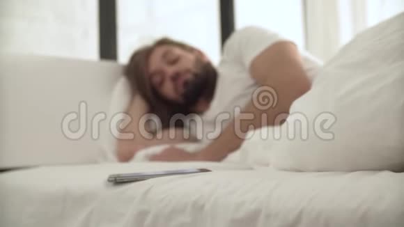 睡觉的人通过拨打手机在床上醒来视频的预览图