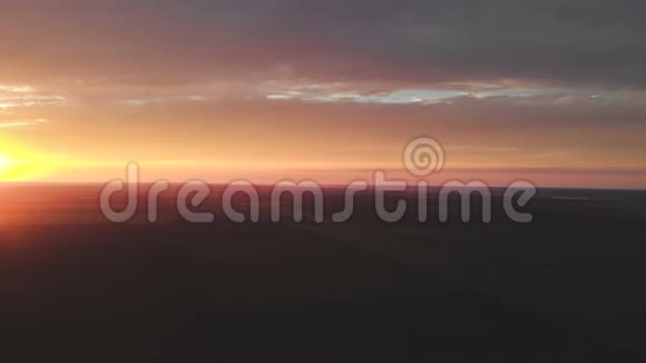 在海拔500米的田野上全景在水平运动多汁的明亮的彩色日落视频的预览图