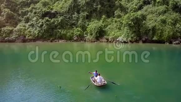 在湖上的女孩划艇上驾驶苍蝇使人自私视频的预览图