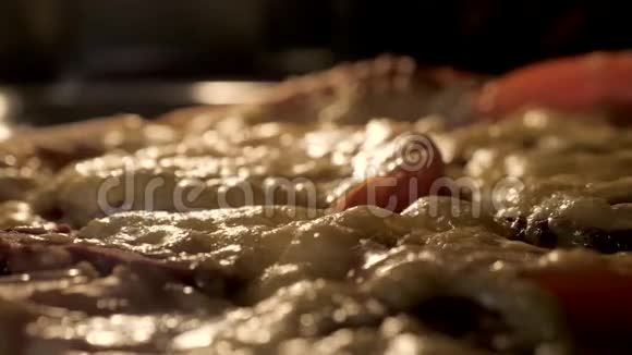 披萨上的奶酪因烤箱热而融化烘焙时间流逝视频的预览图