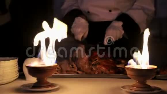 服务员切肉片那碗火照亮了肉服务员的切割厨师做饭视频的预览图