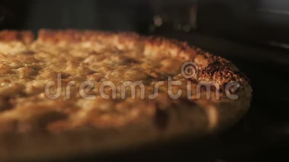 奶酪素食披萨因烤箱热而融化视频的预览图