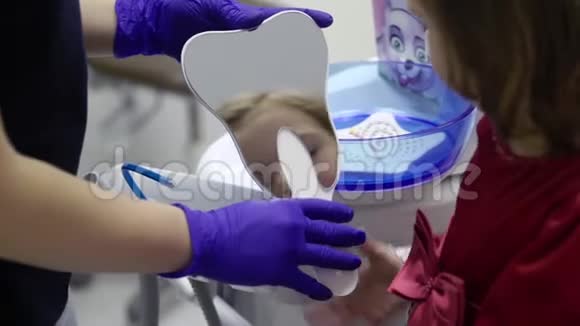 在牙科诊所看镜子的女孩子视频的预览图