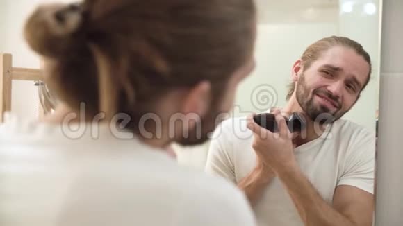 男人要注意卫生剃胡子痛视频的预览图