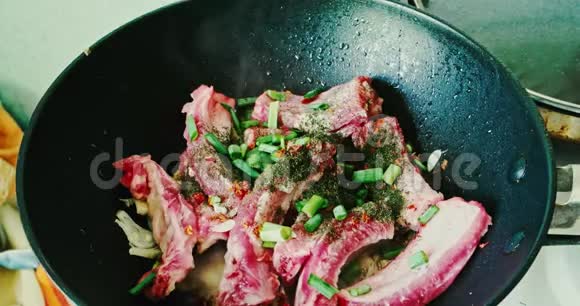 生猪肉排骨与香料在锅视频的预览图