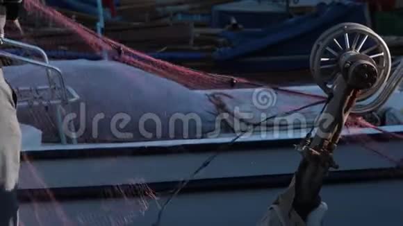 渔夫从船上拿出网在钓鱼前打扫卫生视频的预览图