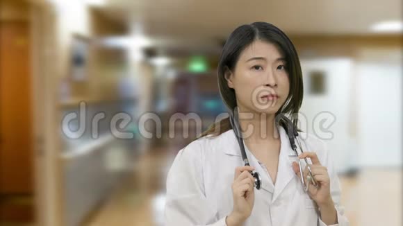 亚洲女医生担心医院走廊视频的预览图