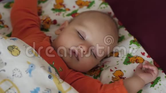 一幅美丽的婴儿睡得安详的新生儿画像视频的预览图