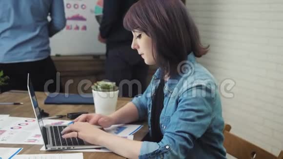 在笔记本电脑上工作的年轻人对工作感到满意视频的预览图