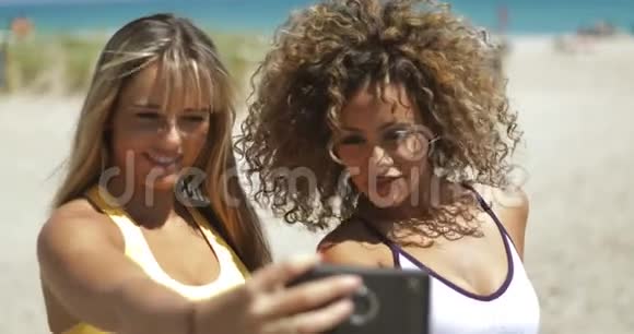 兴奋的女运动员在阳光下自拍视频的预览图