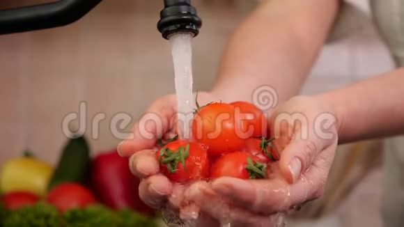 女人洗手樱桃汤特写视频的预览图