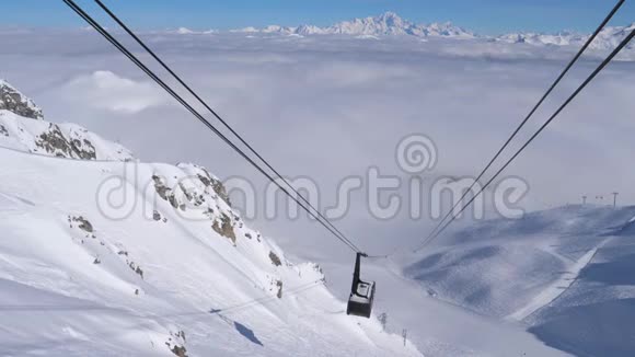 大木屋滑雪爱好者登上山顶视频的预览图