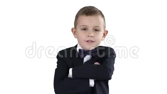 小男孩穿着白色背景的正式服装交叉双手视频的预览图