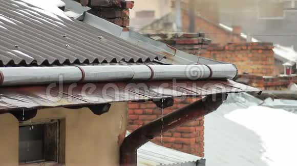 雨天屋顶欧洲老城屋顶的积水视频的预览图