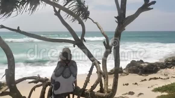 女孩坐海景慢镜头4k视频的预览图