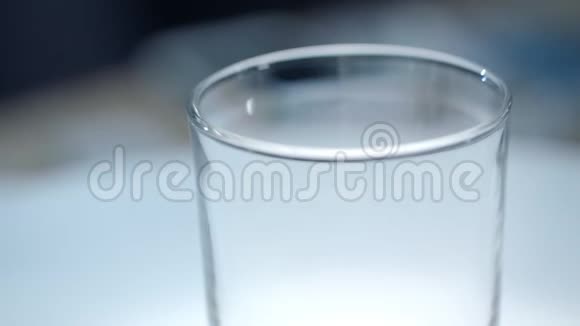 把水倒入玻璃里清爽的水玻璃中的纯柠檬干净的旱厕视频的预览图
