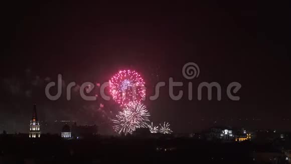 在古老的欧洲城市之上的新年庆祝之夜五彩缤纷的壮观多种烟花视频的预览图