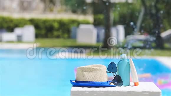 防晒霜帽子游泳池附近的太阳镜视频的预览图
