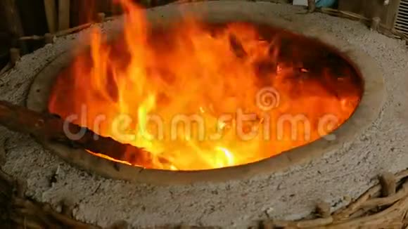 大火烧在深圆陶土炉中格鲁吉亚面包店的色调升温视频的预览图