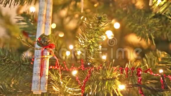 带有装饰品和闪烁灯光的装饰圣诞树视频的预览图
