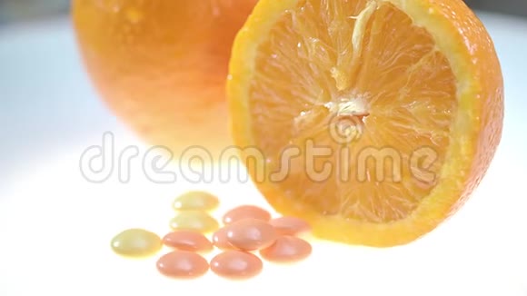 维生素丸加桔子果饮食补充剂保健概念视频的预览图