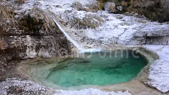 小溪流的瀑布形成了纯净的小池塘视频的预览图