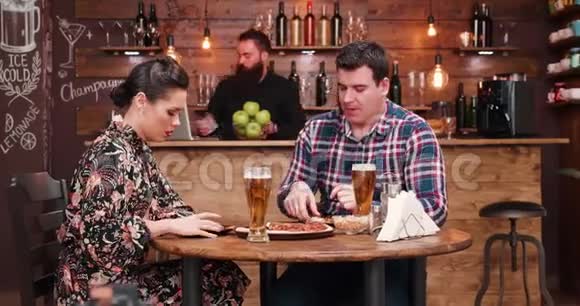 白人夫妇吃披萨喝啤酒视频的预览图