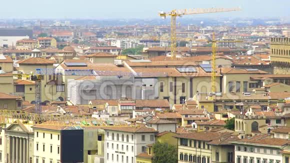 佛罗伦萨的旧建筑建筑起重机和维乔桥全景视频的预览图