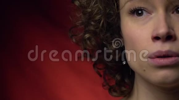 一张棕色眼睛的悲伤的黑发女人的肖像视频的预览图