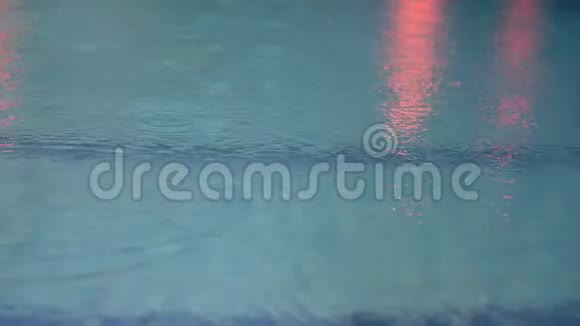 游泳池雨滴视频的预览图