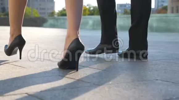 穿着高跟鞋在城市街道上行走的商务男女脚商人和女商人上下班视频的预览图
