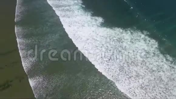 电影风格视频海浪和太阳在巴厘岛印度尼西亚视频的预览图
