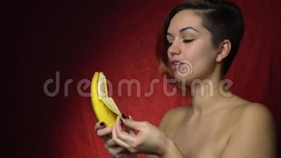 一个漂亮的女人打扫香蕉吃得很开心视频的预览图