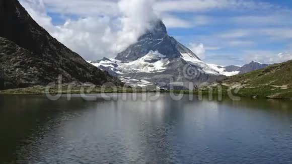 麦特霍恩峰和斯泰利塞湖的时间推移视图瑞士阿尔卑斯山泽马特视频的预览图