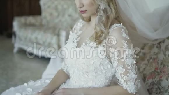 美丽的新娘躺在沙发上对着镜头微笑的肖像4K视频的预览图
