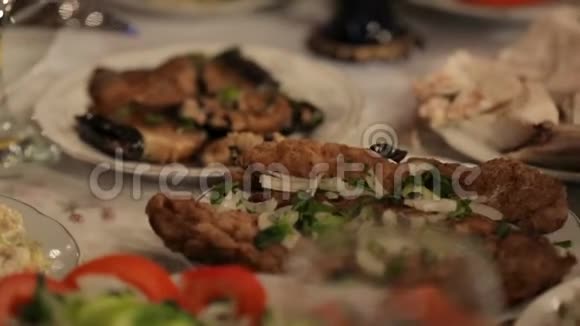 丰盛的美味佳肴和格鲁吉亚传统美食视频的预览图