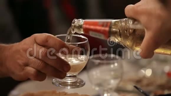在聚会上人们用酒杯斟酒热情好客友谊长存视频的预览图