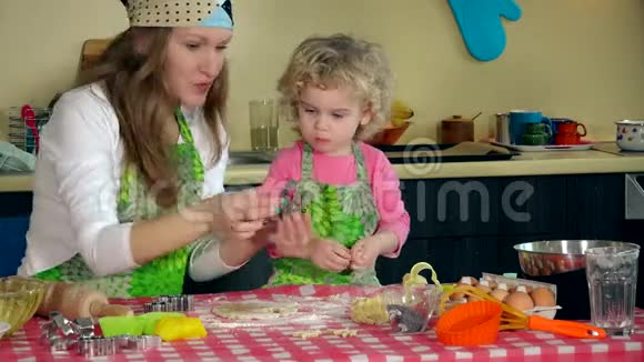 快乐女人和女儿一起做的自制饼干视频的预览图
