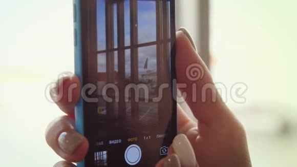 人手拿着手机拍照在智能手机上拍照视频的预览图