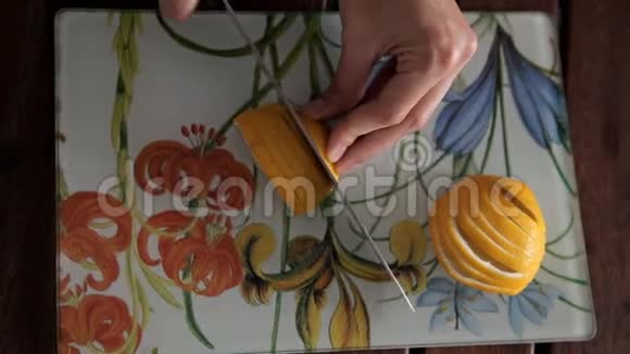 切柠檬板上的新鲜和芳香果汁视频的预览图