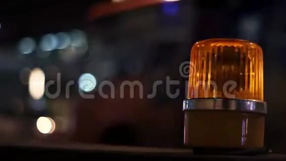 施工侧安全标志中黄色橙色警笛灯安装在道路旁视频的预览图