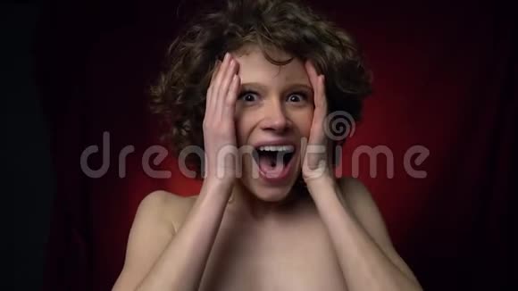 一个舌头刺破的女人高兴地张开嘴视频的预览图