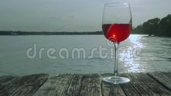 红葡萄酒的光泽与黄色的太阳圈在其中视频的预览图