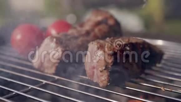 把烤架上的烧肉排骨视频的预览图