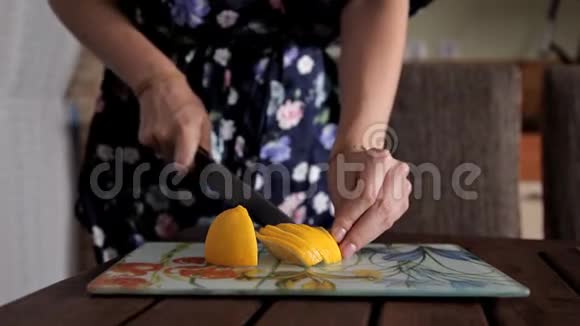 切柠檬板上的新鲜和芳香果汁视频的预览图