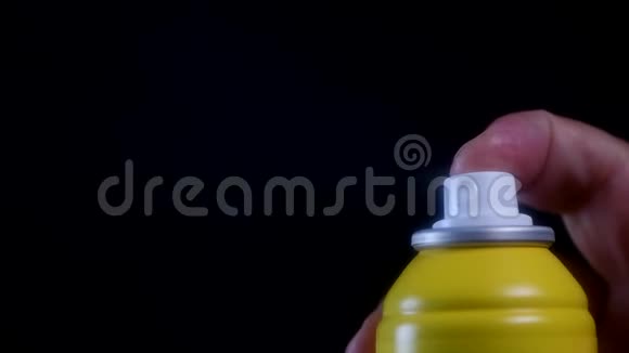 黑色背景下黄喷瓶滴速运动视频的预览图