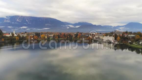 美丽的空中秋色景观环绕着湖与教堂视频的预览图