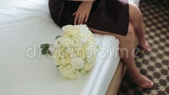 早安新娘坐在床上的新娘把花抱在怀里把她转过来关门视频的预览图