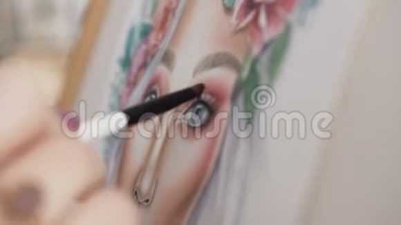 化妆师用脸图来化妆艺术家的化妆在纸上描绘了一个女人并涂抹了一个小女孩视频的预览图