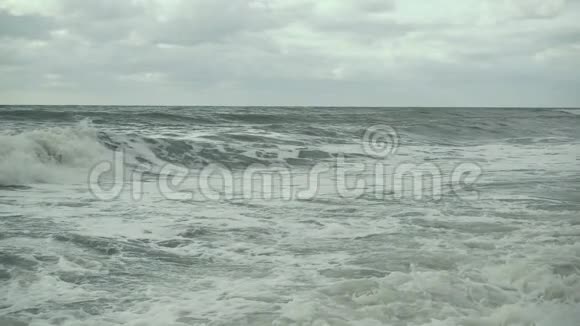 缓慢地在海面上掀起一场小风暴视频的预览图